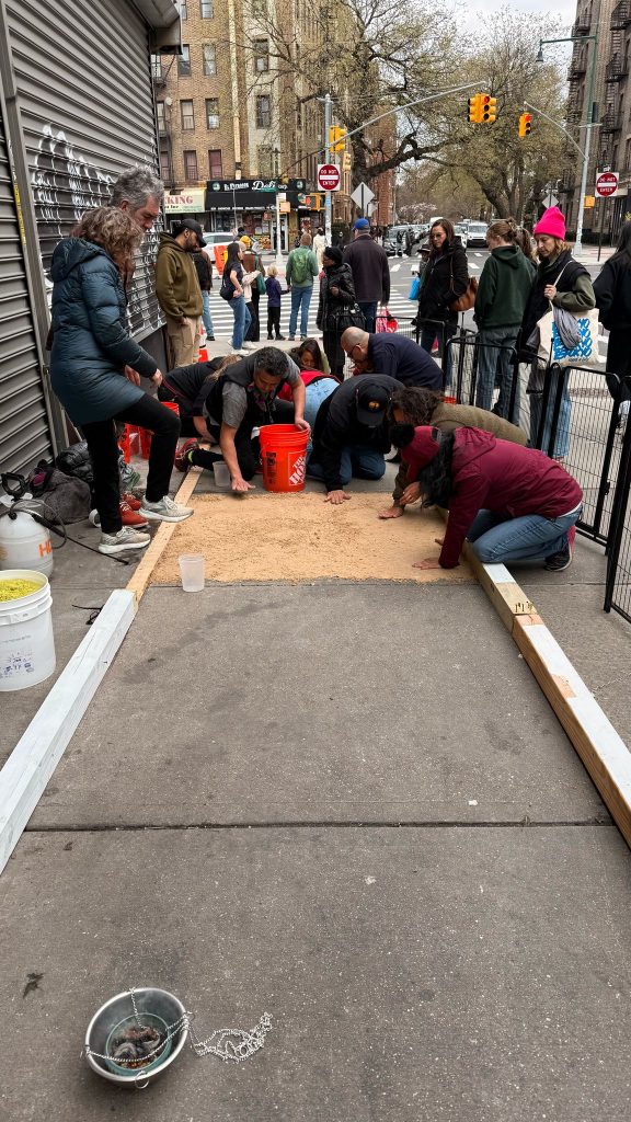Poco a poco fueron llegando más integrantes de la comunidad guatemalteca en Nueva York, pero también vecinos de Brooklyn, curiosos y fascinados por el proceso de elaboración de la alfombra. (Foto Ana Prince) – SoyMigrante.com REVISTA Poco a poco fueron llegando más integrantes de la comunidad guatemalteca en Nueva York, pero también vecinos de Brooklyn, curiosos y fascinados por el proceso de elaboración de la alfombra. (Foto Ana Prince) – SoyMigrante.com REVISTA