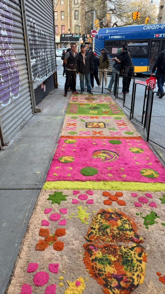 Por fin quedó terminado el conjunto de figuras que con amor y nostalgia por Guatemala se plasmó con la ayuda de muchas manos. "Es poner algo de Guatemala a los ojos de todos en Brooklyn", dice Ana Prince. – SoyMigrante.com REVISTA Por fin quedó terminado el conjunto de figuras que con amor y nostalgia por Guatemala se plasmó con la ayuda de muchas manos. "Es poner algo de Guatemala a los ojos de todos en Brooklyn", dice Ana Prince. – SoyMigrante.com REVISTA