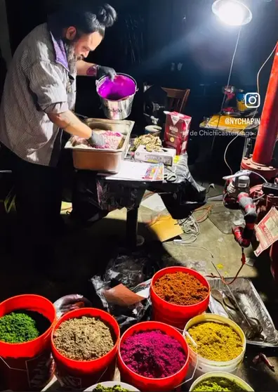 Pero el trabajo de elaboración de la alfombra empezó muchos días antes: Jorge Cárdenas, chef del restaurante Ix, se encargó de dar diversos colores al aserrín. El migrante Eddie de León también participó en este proceso. – SoyMigrante.com REVISTA Pero el trabajo de elaboración de la alfombra empezó muchos días antes: Jorge Cárdenas, chef del restaurante Ix, se encargó de dar diversos colores al aserrín. El migrante Eddie de León también participó en este proceso. – SoyMigrante.com REVISTA