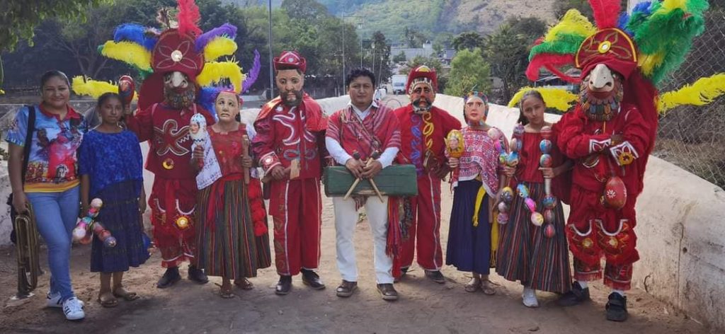 Juan Alejandro "Xixo" Rax es el coordinador general de la Danza de las Guacamayas, su abuela Ana Cho, se encargó de ello por muchos años, pero por su edad ahora Xixo tomó el liderazgo y la proyección de este baile drama de raíces prehispánicas. Aquí se pueden ver los personajes: La princesa, el joven Quiché Vinak, el señor Ma'Muun y su esposa, y por supuesto los guerreros guacamaya. (Foto cortesía Xixo Rax) – SoyMigrante.com REVISTA Juan Alejandro "Xixo" Rax es el coordinador general de la Danza de las Guacamayas, su abuela Ana Cho, se encargó de ello por muchos años, pero por su edad ahora Xixo tomó el liderazgo y la proyección de este baile drama de raíces prehispánicas. Aquí se pueden ver los personajes: La princesa, el joven Quiché Vinak, el señor Ma'Muun y su esposa, y por supuesto los guerreros guacamaya. (Foto cortesía Xixo Rax) – SoyMigrante.com REVISTA