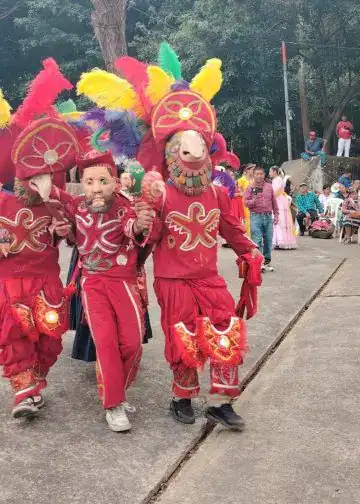 Danza de las Guacamayas Patrimonio cultural de Guatemala desde 2023 Se presenta cada año en SAnta Cruz Verapaz y en otras localidades del país donde les invitan. Fotografías Xixo Rax