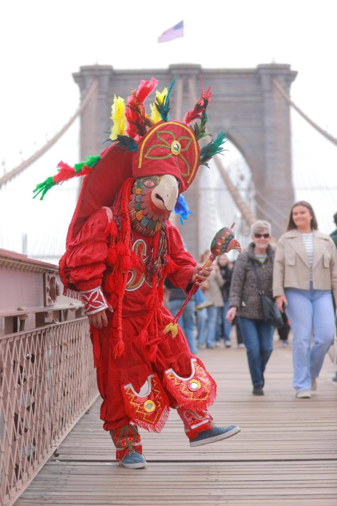 Emblemática fotografía de Xixo Rax en el puente de Nueva York, durante la reciente gira de conferencias por 7 ciudades y universidades del noreste de EStados Unidos. "Me siento orgulloso de representar a mi pueblo y de llevar esta tradición muy lejos hasta donde están los hermanos migrantes", dice Rax.