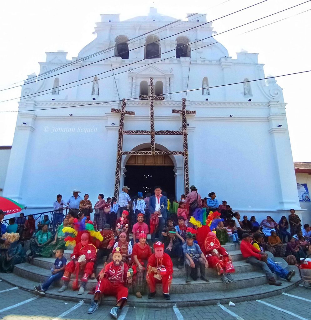 El grupo de personajes y músicos de la Danza de las Guacamayas se congrega frente al templo de Santa Cruz Verapaz, que es uno de los puntos donde dan gracias y piden permiso a los ancestros para efectuar una vez más este drama y baile ritual durante la feria titular. (Foto cortesía Xixo Rax) – SoyMigrante.com REVISTA El grupo de personajes y músicos de la Danza de las Guacamayas se congrega frente al templo de Santa Cruz Verapaz, que es uno de los puntos donde dan gracias y piden permiso a los ancestros para efectuar una vez más este drama y baile ritual durante la feria titular. (Foto cortesía Xixo Rax) – SoyMigrante.com REVISTA
