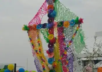 Colgante de papel decorativo multicolor para festividades, decoración de eventos tradicionales y culturales, adornos festivos con flores y papel crepé, decoración mexicana colorida y vibrante.