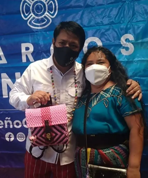 emprendedora mercado floridalia ales accesorios 10 – SoyMigrante.com REVISTA Floridalia Lico emprendedora junto al emprendedor digital Marcos Antil en una feria de emprendedores en la cual ella se inspiró para continuar adelante – SoyMigrante.com REVISTA