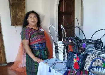 Artesanías tejidas a mano por migrantes guatemaltecos, exhibidas en una feria cultural, promoviendo la identidad y el emprendimiento en la comunidad inmigrante.