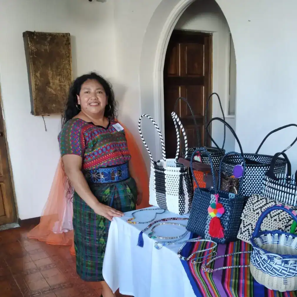 Artesanías tejidas a mano por migrantes guatemaltecos, exhibidas en una feria cultural, promoviendo la identidad y el emprendimiento en la comunidad inmigrante. – SoyMigrante.com REVISTA