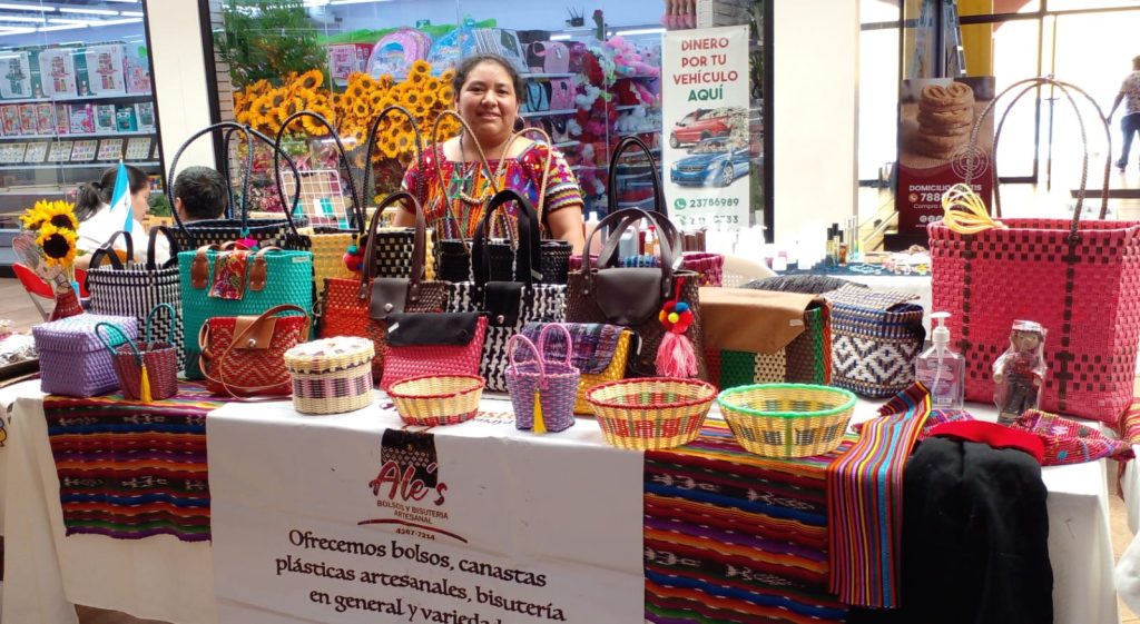 Floridalia Lico participa en ferias de emprendedores y artesanos, capacita a mujeres y las organiza para cooperar en la elaboración de accesorios. Ahora a través de SoyMigrante.com MERCADO espera llegar a toda Guatemala. – SoyMigrante.com REVISTA Floridalia Lico participa en ferias de emprendedores y artesanos, capacita a mujeres y las organiza para cooperar en la elaboración de accesorios. Ahora a través de SoyMigrante.com MERCADO espera llegar a toda Guatemala. – SoyMigrante.com REVISTA