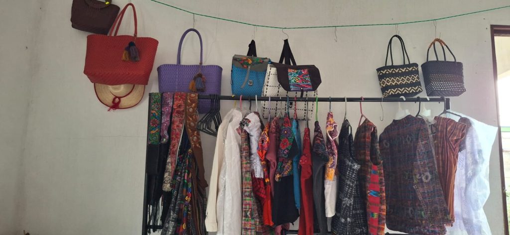 A través de su emprendimiento, Floridalia también se ha diversificado: además de los accesorios de hilo plástico también vende textiles, cerámica, artículos de madera y otras artesanías. – SoyMigrante.com REVISTA A través de su emprendimiento, Floridalia también se ha diversificado: además de los accesorios de hilo plástico también vende textiles, cerámica, artículos de madera y otras artesanías. – SoyMigrante.com REVISTA