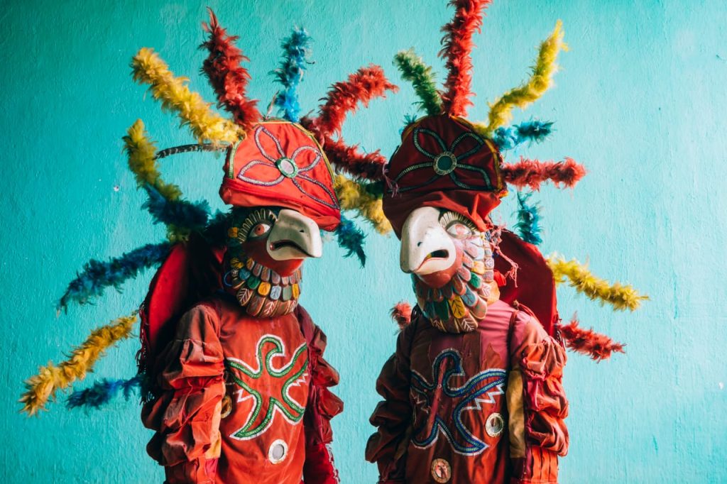 Las guacamayas son las grandes protagonistas de esta historia y símbolos de la identidad de Santa Cruz Verapaz, al punto que participan en su representación en eventos de otras comunidades del país, así como en actividades sociales, deportivas y patronales de todo el país. – SoyMigrante.com REVISTA Las guacamayas son las grandes protagonistas de esta historia y símbolos de la identidad de Santa Cruz Verapaz, al punto que participan en su representación en eventos de otras comunidades del país, así como en actividades sociales, deportivas y patronales de todo el país. – SoyMigrante.com REVISTA