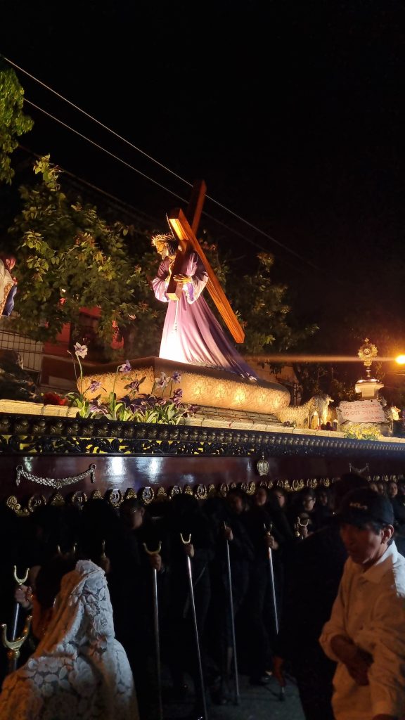 El 8 de marzo de 2025, coincidió el Día de la Mujer con la excepcional procesión de Jesús Nazareno de los Milagros del Santuario de San José, cargada exclusivamente por damas. (Foto Michelle Gonzalez) – SoyMigrante.com REVISTA El 8 de marzo de 2025, coincidió el Día de la Mujer con la excepcional procesión de Jesús Nazareno de los Milagros del Santuario de San José, cargada exclusivamente por damas. (Foto Michelle Gonzalez) – SoyMigrante.com REVISTA