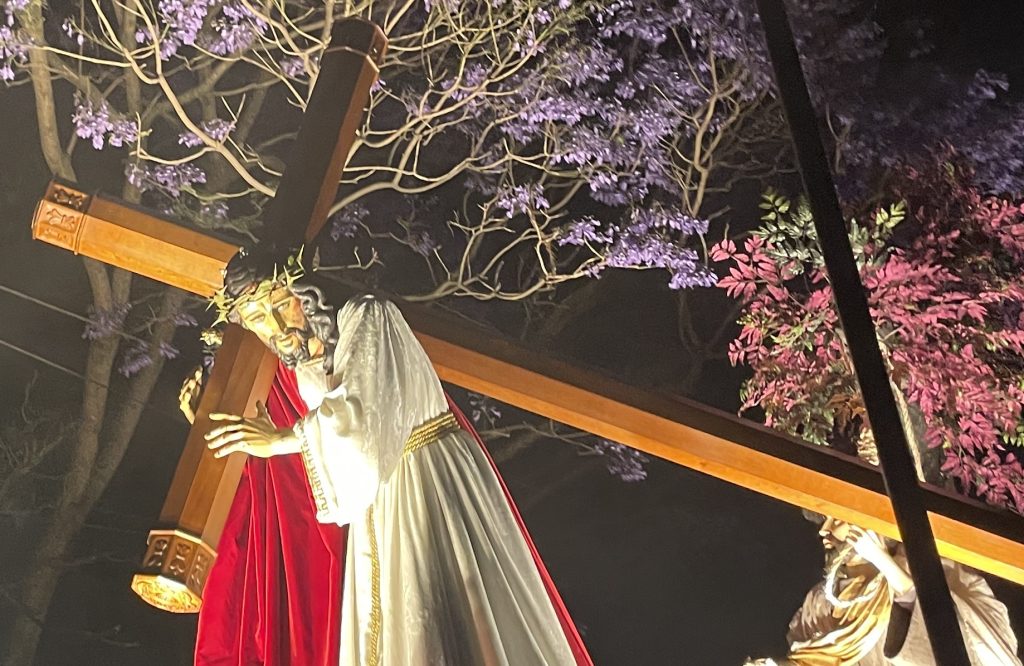 Jesús Nazareno Redentor de los Cautivos, de la Parroquia Santa Marta, zona 3, debe su nombre a que alguna vez fue venerado en la capilla de la antigua Penitenciería. Este 2025 su cortejo procesional cumplió 100 años. (Foto Michelle Gonzalez) – SoyMigrante.com REVISTA Jesús Nazareno Redentor de los Cautivos, de la Parroquia Santa Marta, zona 3, debe su nombre a que alguna vez fue venerado en la capilla de la antigua Penitenciería. Este 2025 su cortejo procesional cumplió 100 años. (Foto Michelle Gonzalez) – SoyMigrante.com REVISTA