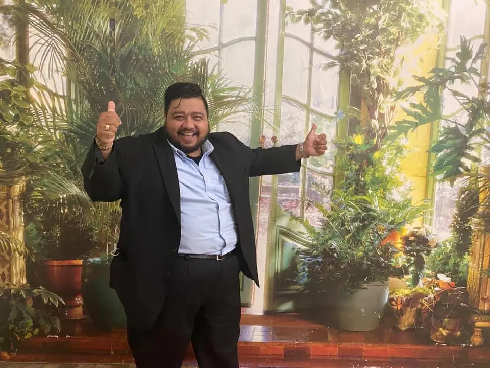 El migrante guatemalteco Julio Veras fundó la compañía de bienes raíces Florida Finest Homes hace dos décadas; cuenta actualmente con una fuerza de venta de 20 empleados y ofrece capacitación en ventas, desarrollo personal y motivación.