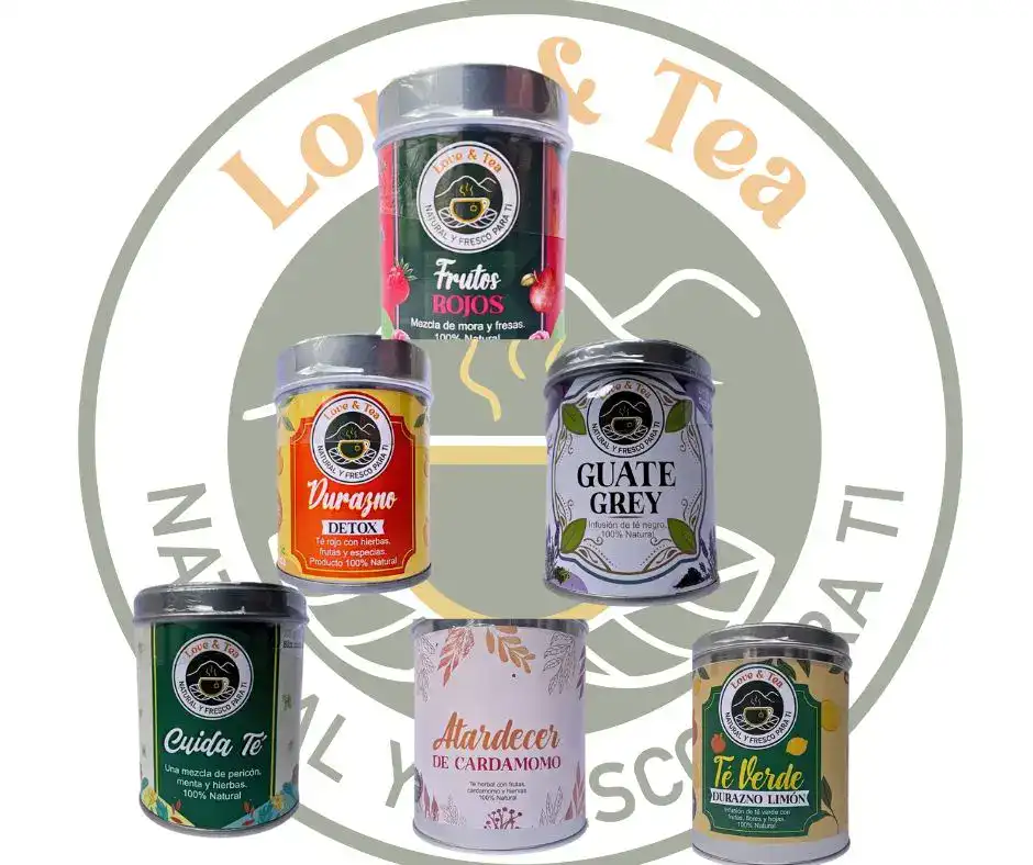 Mezcla de tés y frutos naturales para mejorar la salud y bienestar, incluyendo frutas rojas, durazno detox, té de guayusa, cardamomo y limón, todos 100% naturales y elaborados con ingredientes frescos.