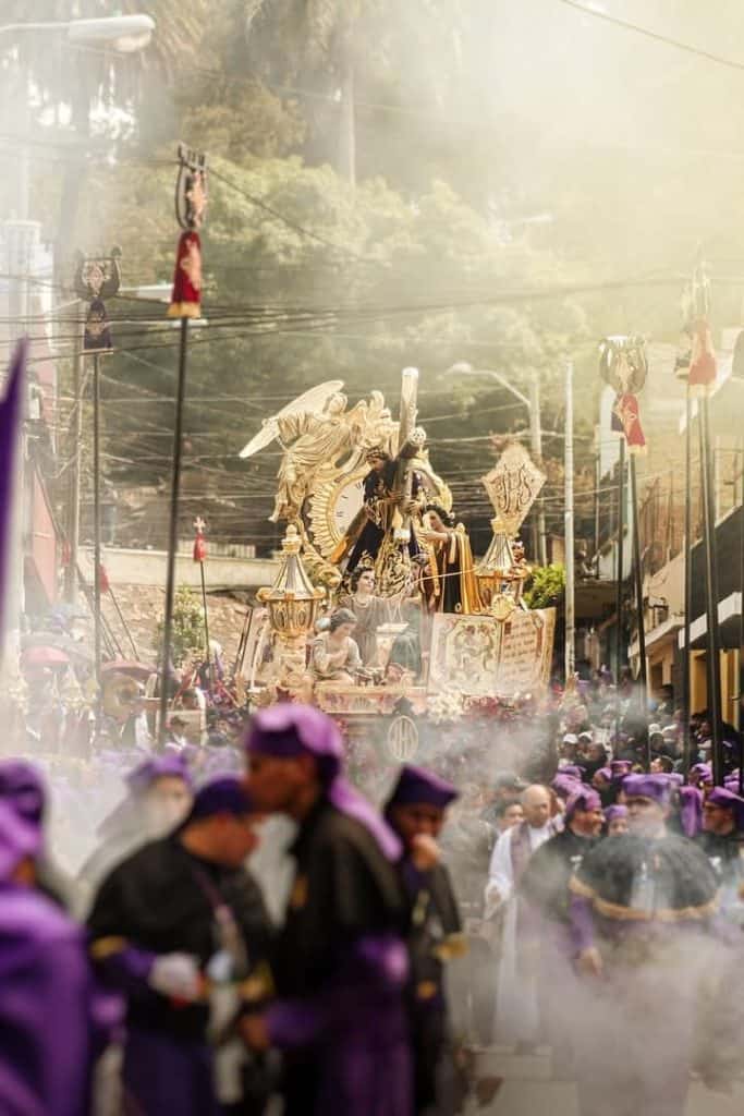 Fortaleza viva en la marcha y celebración de la Semana Santa en Guatemala con procesiones tradicionales, cultura popular, folklórica y devoción religiosa en plena calle.