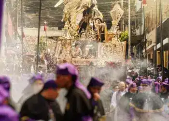 Fortaleza viva en la marcha y celebración de la Semana Santa en Guatemala con procesiones tradicionales, cultura popular, folklórica y devoción religiosa en plena calle.