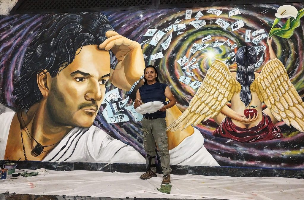 En 2024, Alex Jalapa pintó un mural para un restaurante de El Rancho, El Progreso, Guatemala, con elementos de identidad del país, entre los cuales figura el cantautor Ricardo Arjona, así como paisajes y símbolos nacionalistas. (Foto cortesía Alex Jalapa) – SoyMigrante.com REVISTA En 2024, Alex Jalapa pintó un mural para un restaurante de El Rancho, El Progreso, Guatemala, con elementos de identidad del país, entre los cuales figura el cantautor Ricardo Arjona, así como paisajes y símbolos nacionalistas. (Foto cortesía Alex Jalapa) – SoyMigrante.com REVISTA