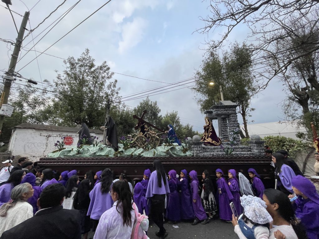 Aunque la afluencia a la infantil de San Bartolomé Becerra no es tan masiva como la del Quinto Domingo, aquí es donde está la semilla de futuros devotos. ¡Y allá van en el tiempo! (Foto Michelle González) – SoyMigrante.com REVISTA Aunque la afluencia a la infantil de San Bartolomé Becerra no es tan masiva como la del Quinto Domingo, aquí es donde está la semilla de futuros devotos. ¡Y allá van en el tiempo! (Foto Michelle González) – SoyMigrante.com REVISTA