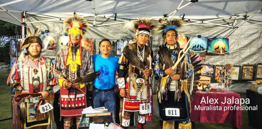 A través del arte y temáticas místicas, así como el respeto a todas las culturas prehispánicas y prebritánicas Alex Jalapa es invitado frecuente a los festivales indígenas Pow Wow, en donde crea pinturas a la vista y al gusto del público. (Foto cortesía Alex Jalapa) – SoyMigrante.com REVISTA A través del arte y temáticas místicas, así como el respeto a todas las culturas prehispánicas y prebritánicas Alex Jalapa es invitado frecuente a los festivales indígenas Pow Wow, en donde crea pinturas a la vista y al gusto del público. (Foto cortesía Alex Jalapa) – SoyMigrante.com REVISTA