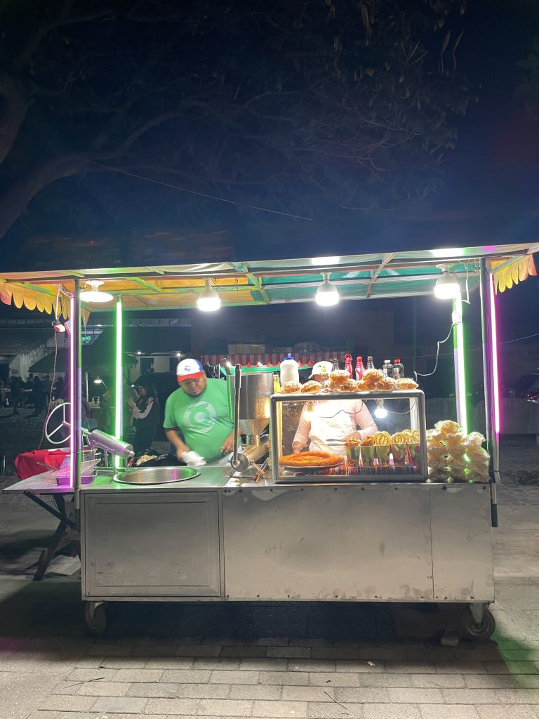 ¿Qué tal un snack para el camino? ¿No será mucha tentación? Hay plataninas también. (Foto Michelle González) – SoyMigrante.com REVISTA ¿Qué tal un snack para el camino? ¿No será mucha tentación? Hay plataninas también. (Foto Michelle González) – SoyMigrante.com REVISTA