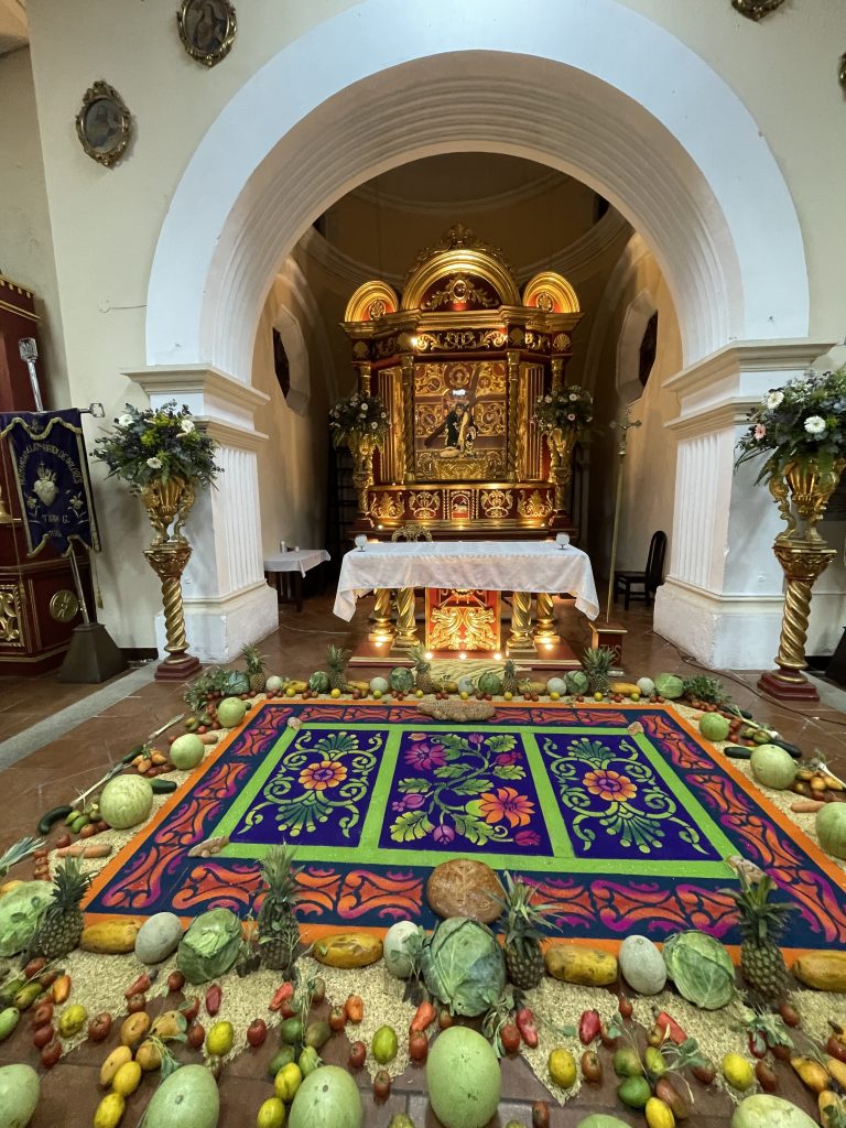 Una semana antes del cortejo procesional más concurrido de la Antigua Guatemala, el de Jesús de la Caída de San Bartolomé Becerra, se vive la velación con un impresionante huerto como ofrenda. (Foto Michelle González) – SoyMigrante.com REVISTA Una semana antes del cortejo procesional más concurrido de la Antigua Guatemala, el de Jesús de la Caída de San Bartolomé Becerra, se vive la velación con un impresionante huerto como ofrenda. (Foto Michelle González) – SoyMigrante.com REVISTA