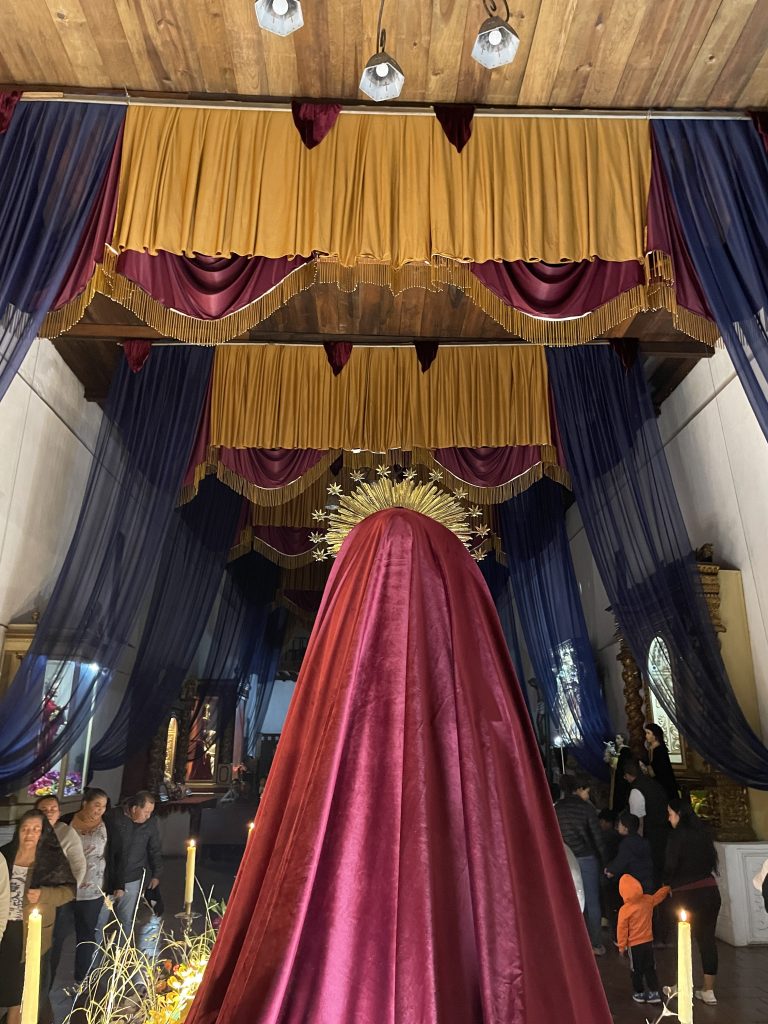 La madre del Varón de Dolores recibe las plegarias, el acompañamiento y también el afecto de los fieles en la velación de San Pedro Las Huertas. (Foto Michelle Gonzalez) – SoyMigrante.com REVISTA La madre del Varón de Dolores recibe las plegarias, el acompañamiento y también el afecto de los fieles en la velación de San Pedro Las Huertas. (Foto Michelle Gonzalez) – SoyMigrante.com REVISTA
