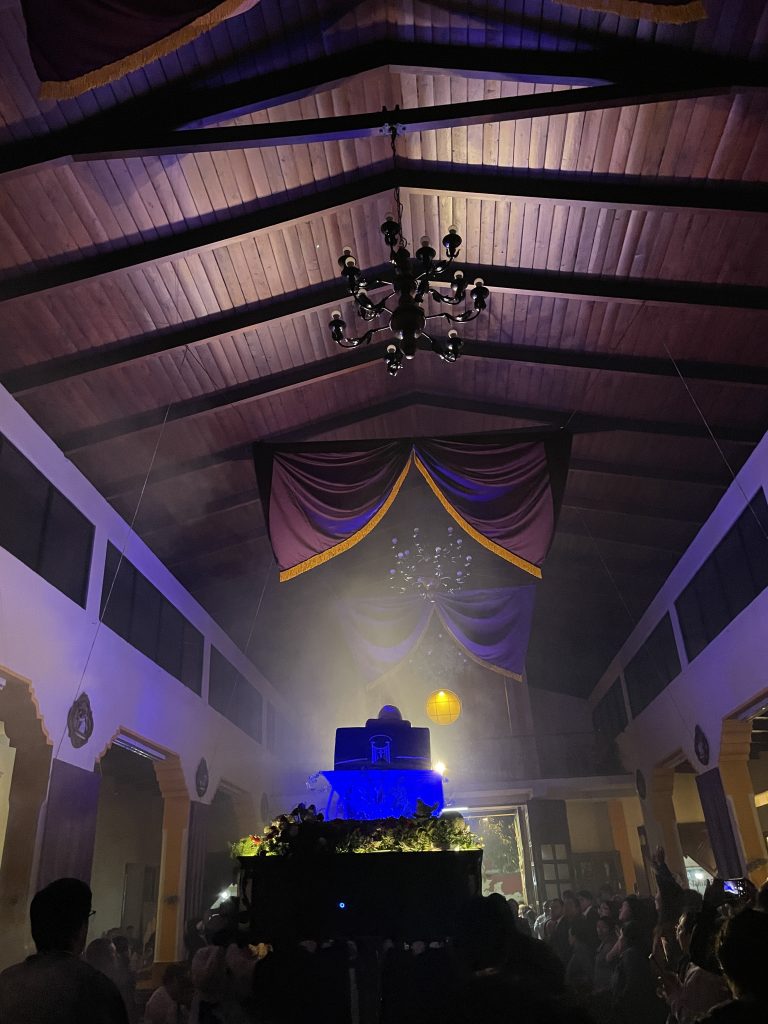 Esta foto es del año pasado porque es el Santo Entierro de la Parroquia San Cristóbal, en la zona 11 de la capital. Te bendecimos Señor porque por tu Santa Cruz redimiste al mundo (Foto Michelle Gonzalez) – SoyMigrante.com REVISTA Esta foto es del año pasado porque es el Santo Entierro de la Parroquia San Cristóbal, en la zona 11 de la capital. Te bendecimos Señor porque por tu Santa Cruz redimiste al mundo (Foto Michelle Gonzalez) – SoyMigrante.com REVISTA