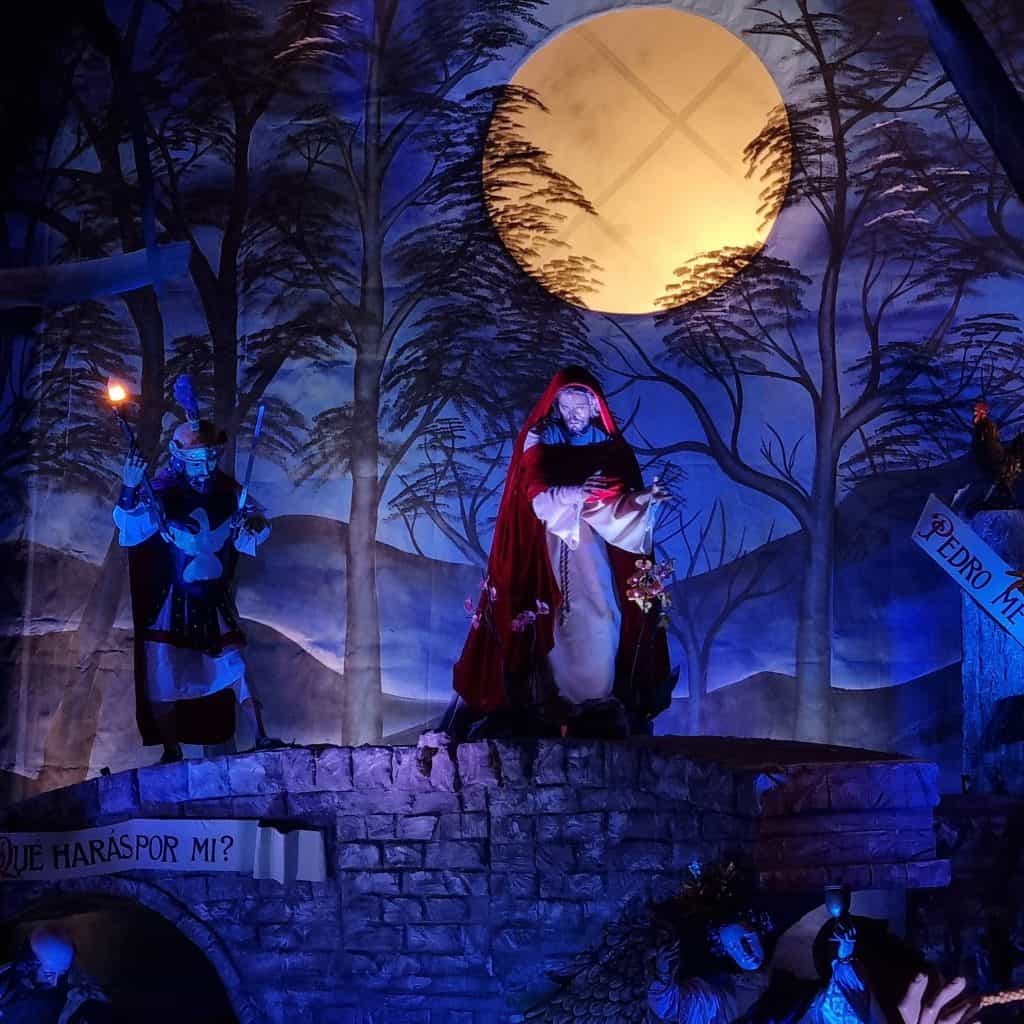 Niña disfrazada de Pedro Páramo en escenario teatral con fondo de luna llena y árboles, temática de literatura mexicana y cultura popular. – SoyMigrante.com REVISTA