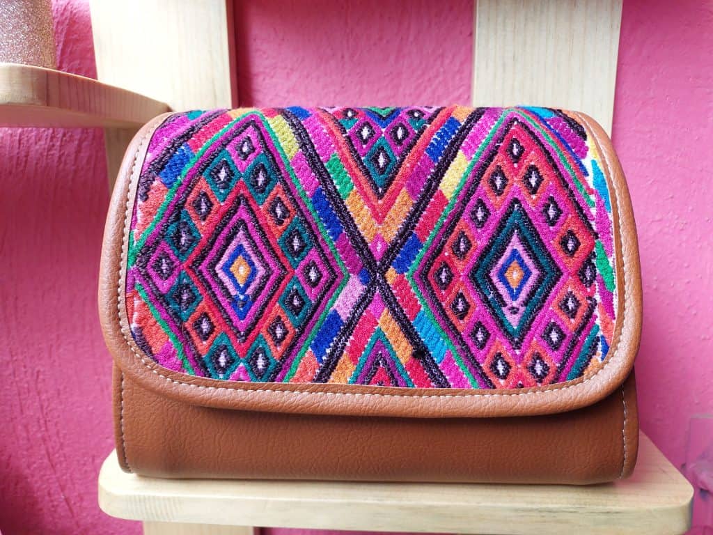 Colorido bolso con bordado tradicional mexicano, artesanía y cultura indígena, ideal para viaje o uso diario, fabricado en piel sintética y tela tejida con diseño tribal.