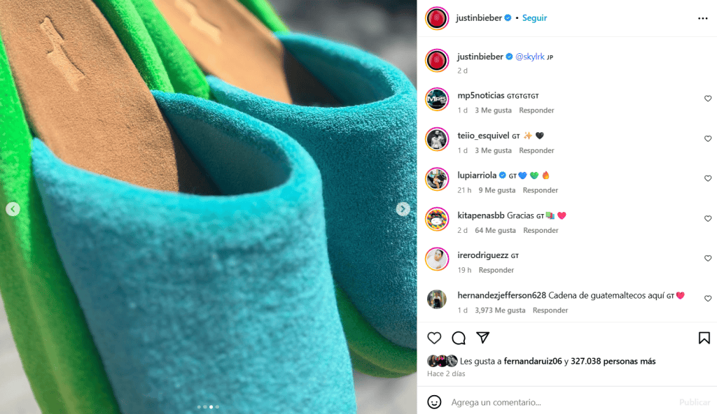 Tacos de fútbol Guatemaltecos, hechos con goma espuma de colores vibrantes, representan la cultura deportiva y artesanal de Guatemala. La imagen refleja la creatividad y pasión por el deporte en el país. – SoyMigrante.com REVISTA