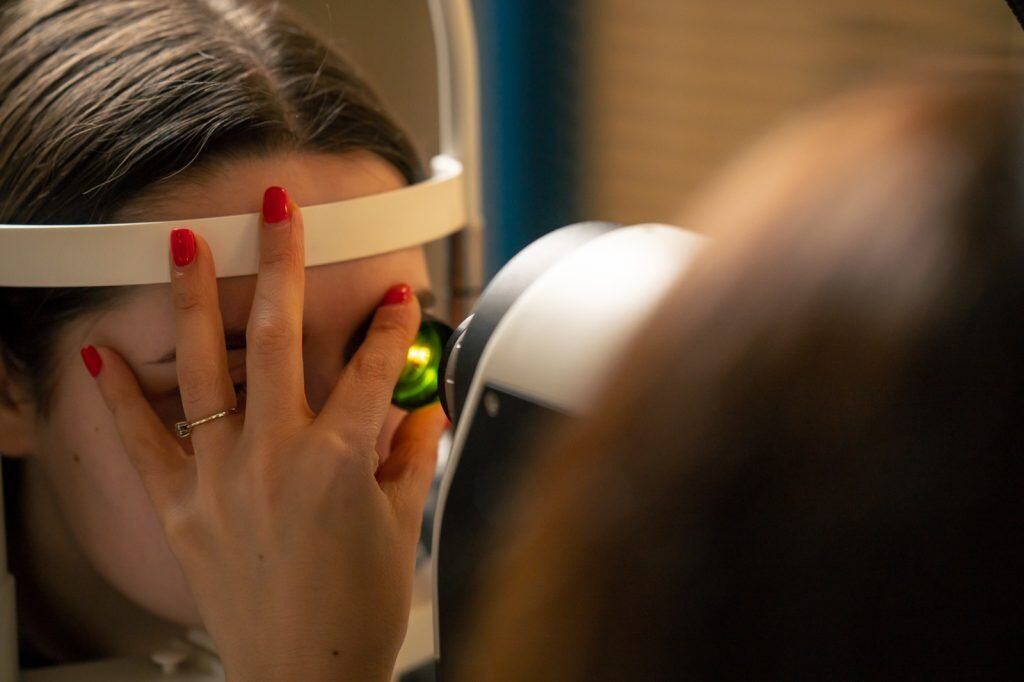 Radiografía de una mujer usando un equipo de exploración médica, atención en salud y tecnología en la medicina. Fotografía moderna sobre avances en diagnóstico y atención sanitaria. – SoyMigrante.com REVISTA