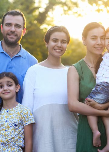 Jovenes-que-viven-exportacion-en-Jalisco-por-revistas-de-soymigrante.com Colombiana-que-vive-en-Mexico-con-su-familia-para-revista-soymigrante Familia-plena-de-amor-y-resiliencia-en-la-vida-extranjera-para-revista-soymigrante Foto-de-familia-en-el-parque-adulto-y-niños-sonrientes-para-SoyMigrante Familienfamilie-multicultural-viviendo-alegre-en-mexico-para-Revista-SoyMigrante.