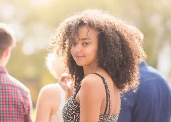 Cómo orientar a las hijas sobre la adolescencia: claves para guiarlas