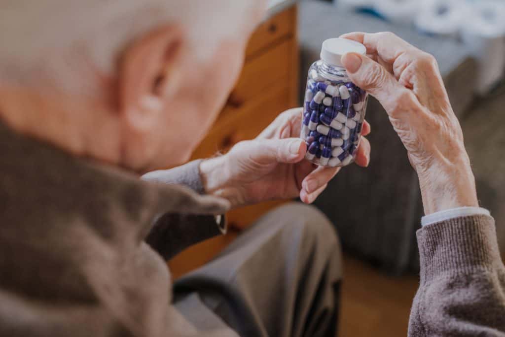 Pastillas medicamentos en frasco, salud, bienestar, medicina, farmacéutico, atención a la salud, tratamiento médico, farmacología, cuidado de la salud, medicina moderna, botellas de medicinas, atención médica. – SoyMigrante.com REVISTA