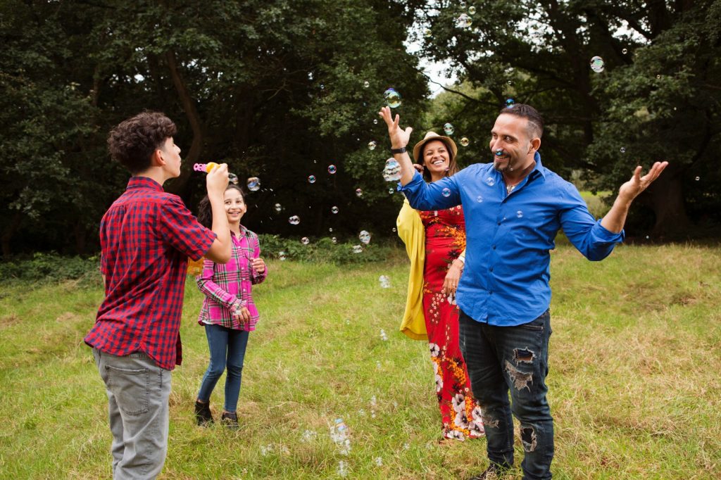 Los momentos que los migrantes más extrañan son cuando sus familias se reúnen. (Foto: ENVATO) – SoyMigrante.com REVISTA