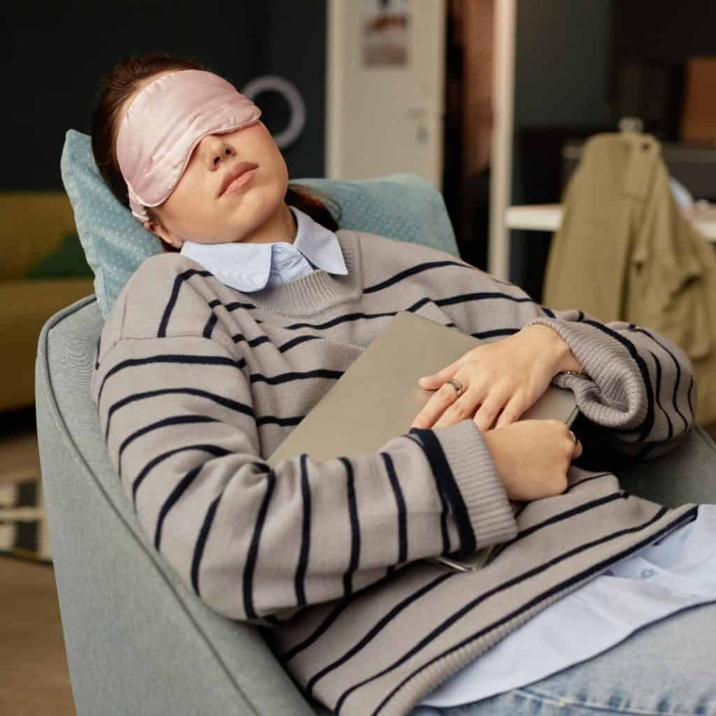 Dormir mujer con venda en los ojos, sueño profundo, maternidad, descanso, bienestar, mujer descansando, relax, salud mental, tranquilidad, mujer en sofá, mujer cansada, bienestar emocional, relax en casa, descanso y sueño, mujer relajada, cuidado personal, salud emocional, descanso nocturno, descanso en casa, mujer tranquila, momentos de descanso, relajación femenina, sueño reparador, bienestar y salud, mujer descansando en sala, descanso y relajación, bienestar integral, mujer relajada en sofá, salud y bienestar, descanso y cuidado personal. – SoyMigrante.com REVISTA