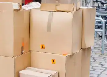 Contenedores de cartón para envíos y mudanzas en distribución logística en la calle.