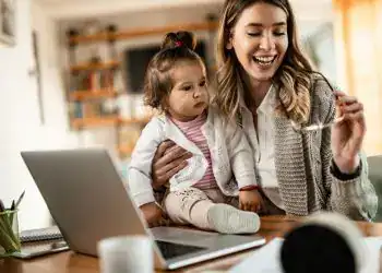 Madres emprendedoras claves para equilibrar maternidad y negocio1 – SoyMigrante.com REVISTA Padre y niña en casa, compartiendo momentos felices y divertidos mientras comen juntos. Fotografía que transmite amor familiar, estudio y bienestar, promoviendo valores culturales y migrantes en la Revista SoyMigrante. – SoyMigrante.com REVISTA