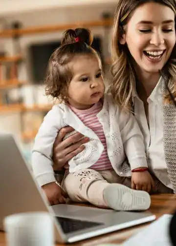 Padre y niña en casa, compartiendo momentos felices y divertidos mientras comen juntos. Fotografía que transmite amor familiar, estudio y bienestar, promoviendo valores culturales y migrantes en la Revista SoyMigrante. – SoyMigrante.com REVISTA