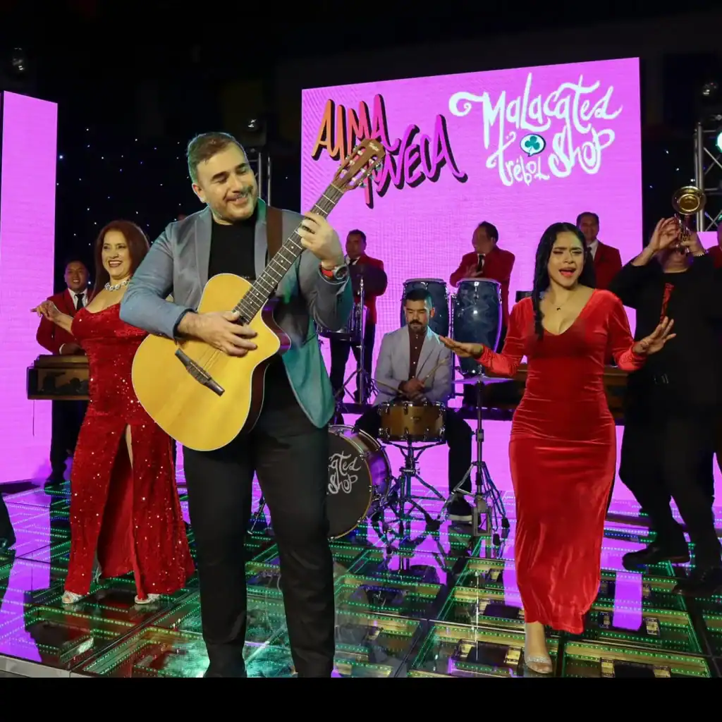 AIMM Malagated Teló Sound en escena con músicos tocando en vivo en un evento cultural y musical.