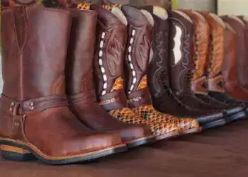Botines de cuero y botas de trabajo en diferentes estilos y colores, ideales para seguridad y comodidad en el entorno laboral.
