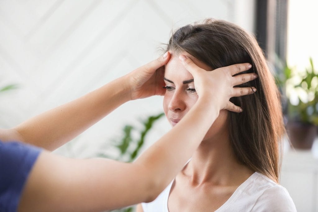 Dolor de cabeza, tensión y estrés, síntomas comunes en mujeres con migrañas. Salud y bienestar, tratamiento y prevención en la comunidad de migrantes y expatriados en SoyMigrante.com Revista.