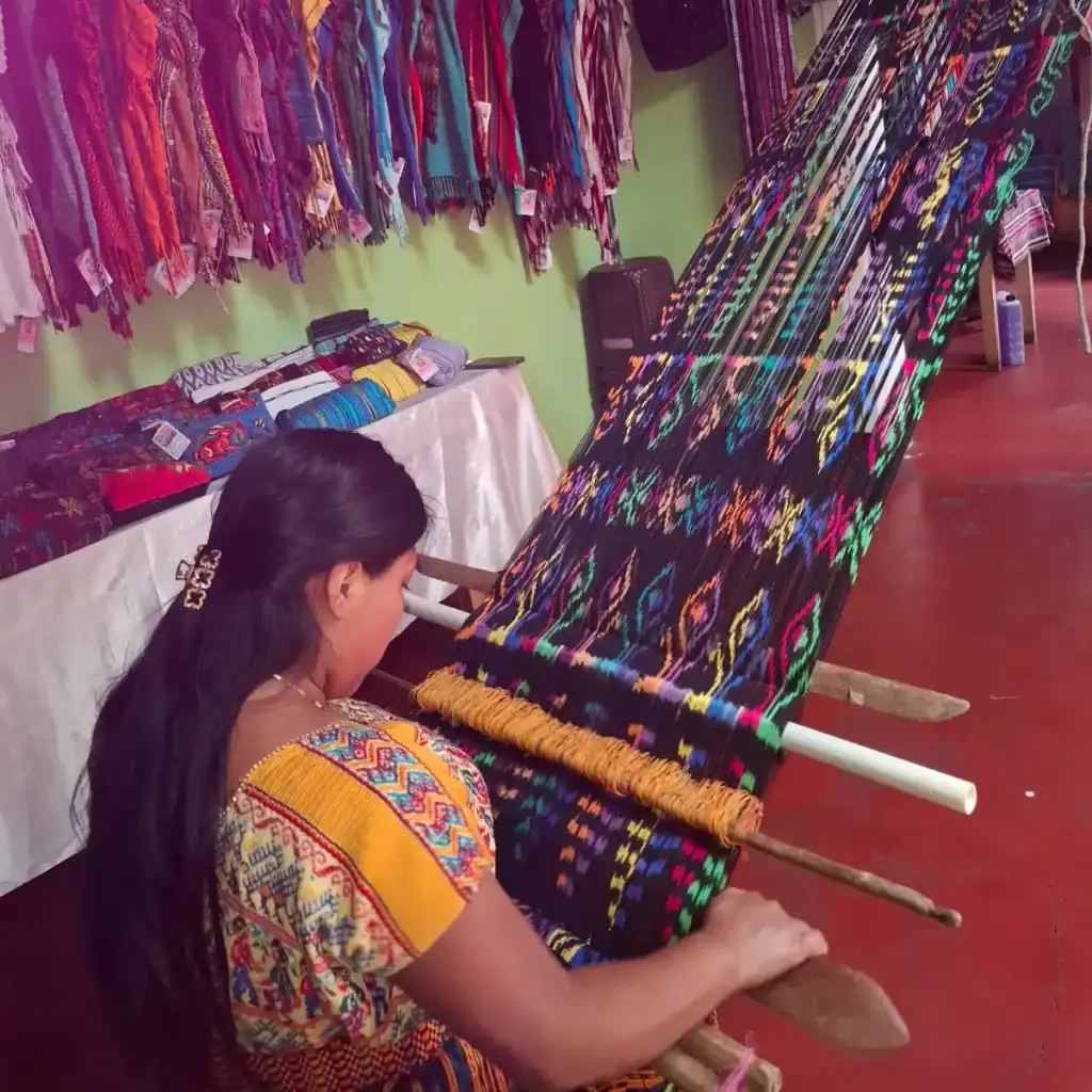 Coloridas textiles tradicionales mexicanas bordadas a mano en un mercado artesanal. – SoyMigrante.com REVISTA