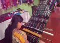 Coloridas textiles tradicionales mexicanas bordadas a mano en un mercado artesanal. – SoyMigrante.com REVISTA