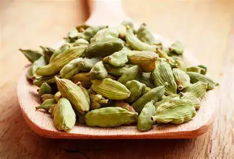 Cártamo de semillas en plato de cerámica sobre mesa de madera, ingrediente natural, utilizado en cocina, salud, remedios tradicionales y productos naturales. – SoyMigrante.com REVISTA