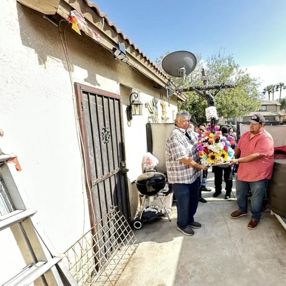 La familia González recibe al venerado visitante. Entre cantos hacen su ingreso a través del callejón lateral de la casa, hasta el sitial donde permanecerá disponible para quien desee llegar a orar, meditar y pedir gracias. – SoyMigrante.com REVISTA La familia González recibe al venerado visitante. Entre cantos hacen su ingreso a través del callejón lateral de la casa, hasta el sitial donde permanecerá disponible para quien desee llegar a orar, meditar y pedir gracias. – SoyMigrante.com REVISTA