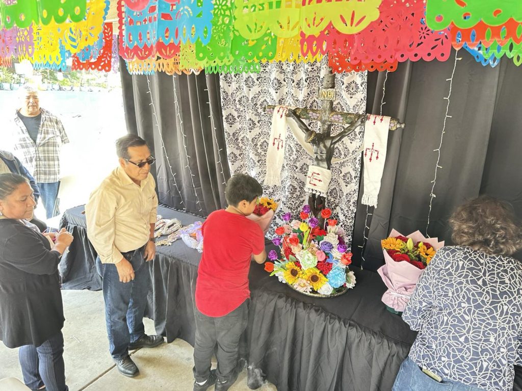 "Toda familia devota del Señor de Esquipulas puede pedir la visita del Cristo Peregrino", dice Pedro Ramírez encargado de comunicación de la Fraternidad de Esquipulas de la parroquia Santa Cecilia de Los Angeles. Si deseas ir a su sitio de Facebook para solicitar una visita, puedes hacer clic en la fotografía. La familia González elaboró un altar para colocar al sacro visitante. – SoyMigrante.com REVISTA "Toda familia devota del Señor de Esquipulas puede pedir la visita del Cristo Peregrino", dice Pedro Ramírez encargado de comunicación de la Fraternidad de Esquipulas de la parroquia Santa Cecilia de Los Angeles. Si deseas ir a su sitio de Facebook para solicitar una visita, puedes hacer clic en la fotografía. La familia González elaboró un altar para colocar al sacro visitante. – SoyMigrante.com REVISTA