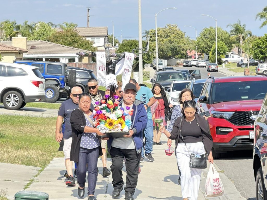 La familia Godínez llega a la ciudad de Riverside para entregar al Cristo Peregrino a la familia González. Al estar a una cuadra se hace una pequeña procesión. (Foto Fraternidad de Esquipulas Parroquia Santa Cecilia Los Angeles) – SoyMigrante.com REVISTA La familia Godínez llega a la ciudad de Riverside para entregar al Cristo Peregrino a la familia González. Al estar a una cuadra se hace una pequeña procesión. (Foto Fraternidad de Esquipulas Parroquia Santa Cecilia Los Angeles) – SoyMigrante.com REVISTA
