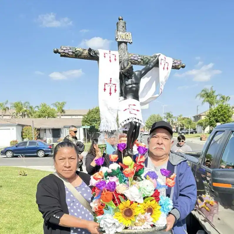 Celebración migrante con ofrenda floral en honor a la Virgen de Guadalupe en un acto cultural en la comunidad. Participantes en acto religioso durante la festividad en un parque urbano en California. – SoyMigrante.com REVISTA
