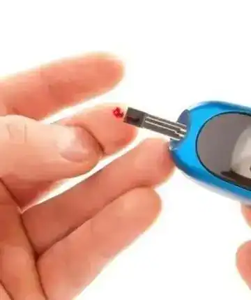 Medidor de glucosa en sangre para monitoreo de salud y diabetes, con pantalla digital y prueba rápida. – SoyMigrante.com REVISTA